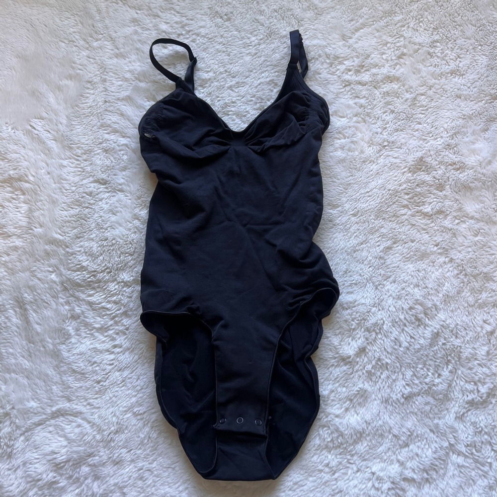 SKIMS Womens Black V-Neck Adjustable Strap Snap Gusset Bodysuit Size M NWOT Flaw